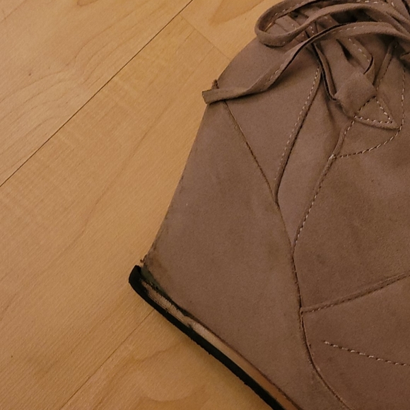 Boots - Picture 2 of 5